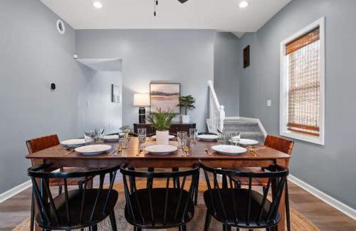 Hot Tub N64 Mins to Downtown Sleeps 8 - Foto 7