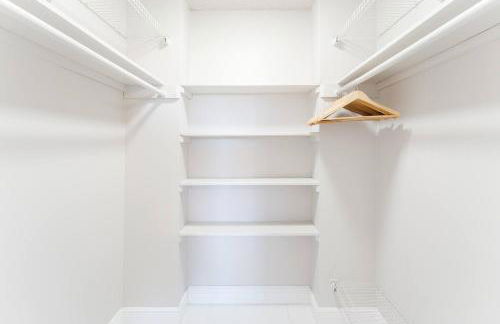 Across from Beach | Balcony • Pool • Parking • 2BR - Foto 24