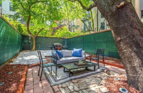 Newly Renovated 2BR w Rare Private Backyard and BBQ - Foto 1