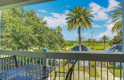 3-BR Condo with Dreamy Balcony Views, Walk to Pool - Foto 35