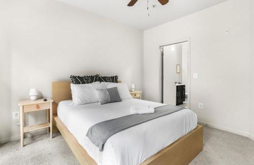 Spacious Comfort Near Downtown Hotspots - Foto 15