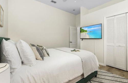 Villa Tropicana Luxury pool home. Gated community - Photo 21