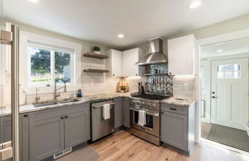 Flying Colors Cottage Walk to Downtown - Foto 17