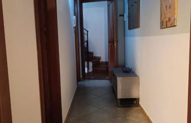 Bilocale con terrazza vista mare e montagna - Foto 14