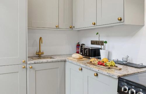 NEW Apartment with Pool Table and Parking Sleeps 7 - Foto 6