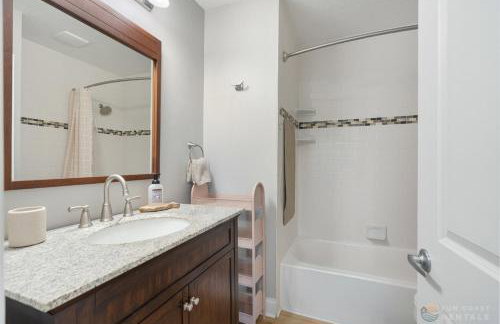 Adorable Dog Friendly Home with Fenced Yard, Office, STEPS to Canal & Hospital! - Foto 27