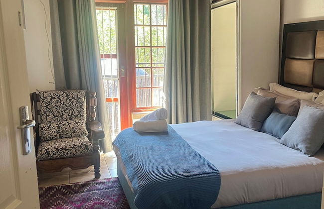 Serene Thatched Roof Retreat in Faerie Glen, Pretoria - Foto 5