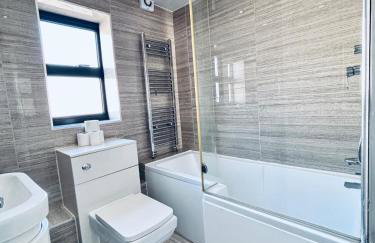 Luxury 5BR Stay With City Access - Photo 11