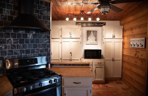 Southern Comfort Retreat with a private hot tub - Foto 28