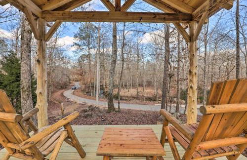 Creek-View Getaway with Deck, Yard, and Fire Pit! - Foto 20