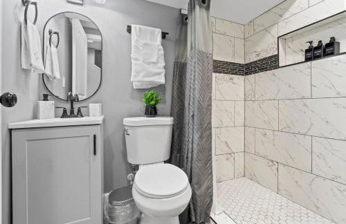 Charming Home Parking, Sleeps 10, WFH Space - Foto 13