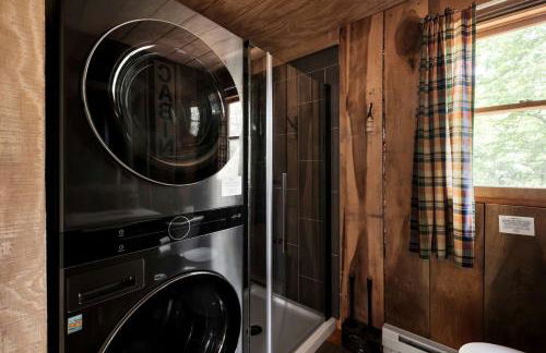 Rustic-Modern Chalet w/ Fire Pit, Deck & Views in Slanesville, WV - Foto 46