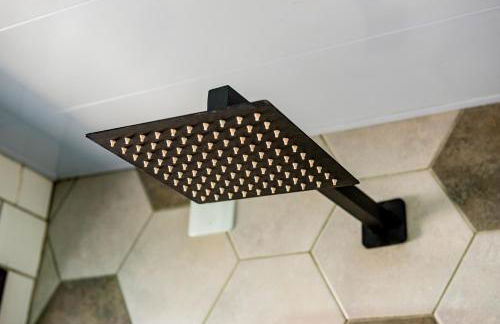 Loft Americano para Casais - Lareira Externa, Rio no Terreno, Rede Suspensa e Churrasqueira - Foto 17