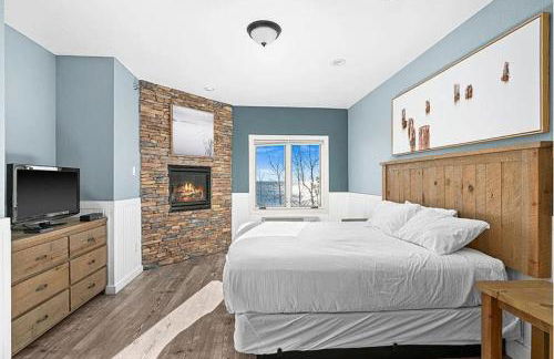 Whispering Pines Lake Views King Suite, 2 Queen Beds, Kitchen and Heated Pools - Foto 4