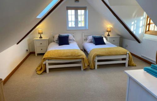 Riverside Cottage with balcony and fishing jetty - Foto 46