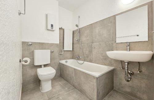 Tolstov Apartments - Monteurwohnung - 2 Schlafzimmer - Küche - Balkon - Waschmaschine - 25 Min zur Messe DUS - Foto 6