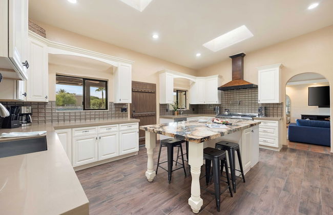 Starlight Estate by Avantstay 26 People! Architectual Mansion w/ Pool, Tennis Court, Game Room - Photo 47