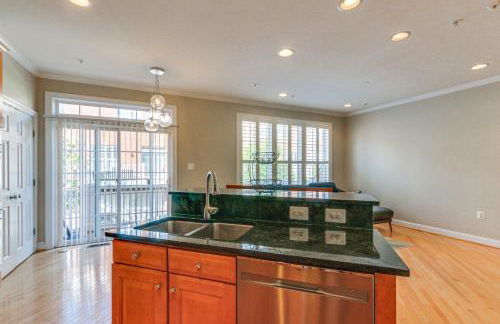 Modern 3BR Townhome | 3 Mi to Dulles and Reston TC - Foto 11