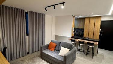 Flat confortável, a 200 metros da praia com estacionamento - Foto 2