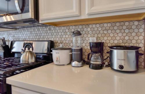 Windtree Retreat Hot Tub Pet-Friendly Fire Pit Near Downtown - Foto 7