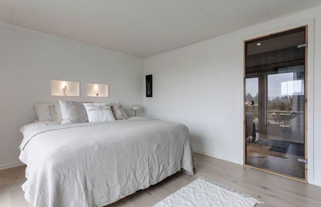 Captivating 3-bed Villa in Halanda With Lake View - Foto 4