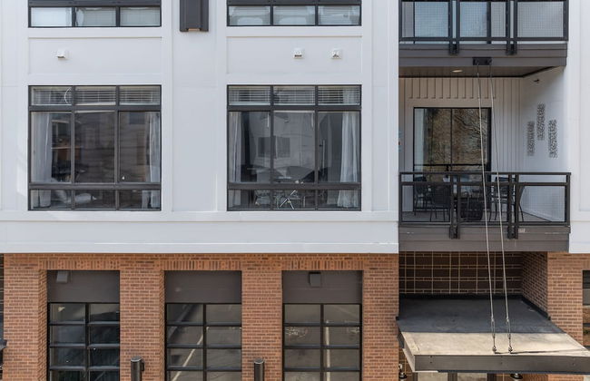 Spacious 2BD With Private Balcony and Free Parking - Foto 30