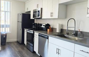 Skyline Escape 1-Bedroom with Balcony and Roof-Top Pool - Foto 2