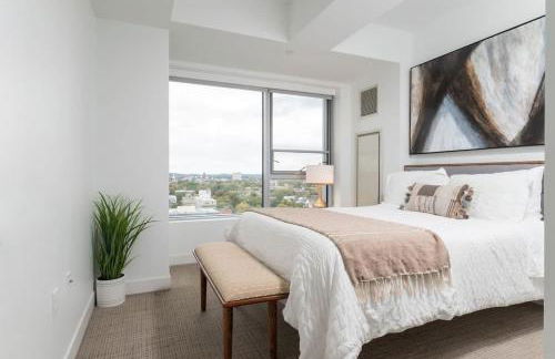 High Rise Retreat w City Skyline Views Shared Gym - Photo 2