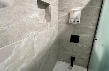 2BR Gem: Modern Comfort & Style - Foto 14