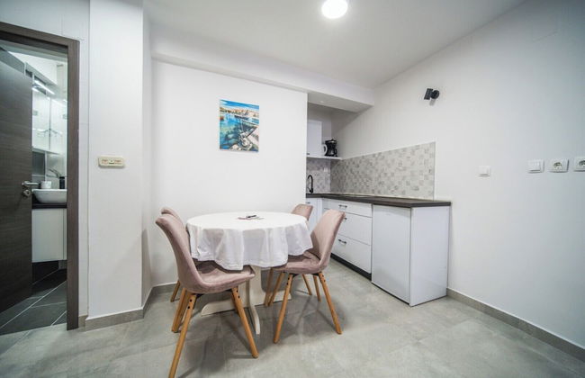 M & J Central Suites - Photo 50