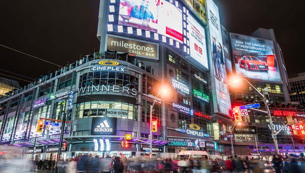 El bullicio de Toronto de noche