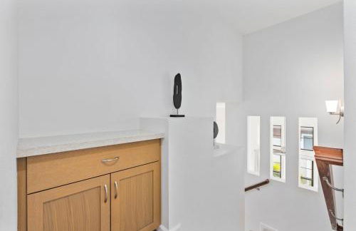 # Marbella Lane-Elegant 3BR Getaway with Superb Views - Foto 30