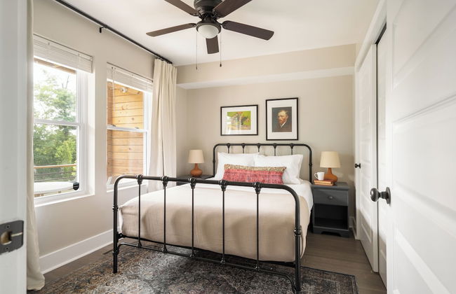 Cherokee by AvantStay – Contemporary Design in a Prime Location - Photo 3