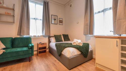 Stylish Studio in Central Wolverhampton - Pass the Keys - Photo 4, towels, Other