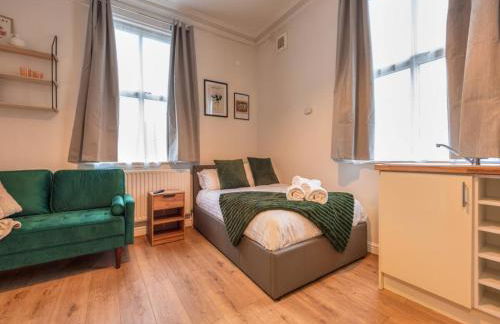 Stylish Studio in Central Wolverhampton - Pass the Keys - Photo 4