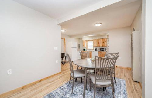 Cozy 1 Bed 1 Bath Home with Garage and Fenced Yard - Foto 7