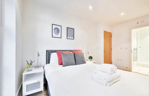 Bright Riverside 2 Bed Haven with Balcony - Modern Comfort in Battersea - Foto 9