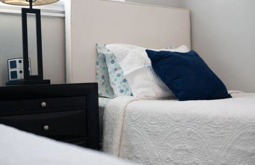 Wood Circle House - Dog Friendly with Fenced in Backyard - Foto 39