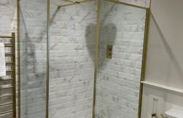 The Pelican Room-converted Cart Lodge near airport - Photo 21