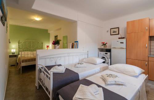Aloni Stone Studio with Private Parking - Photo 16