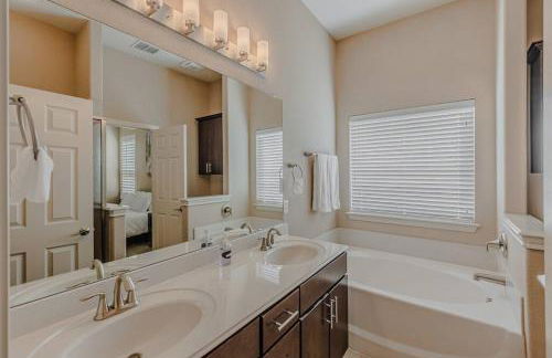 The Castle! by the Lake with Pool & Balcony West Plano - Foto 37