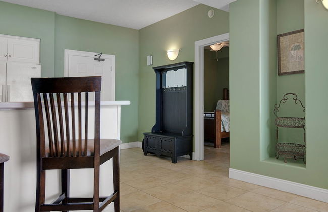 Tropical High-Rise Condo with Beachside Pool Access and Free Poolside WiFi - Unit 2004 by RedAwning - Foto 23