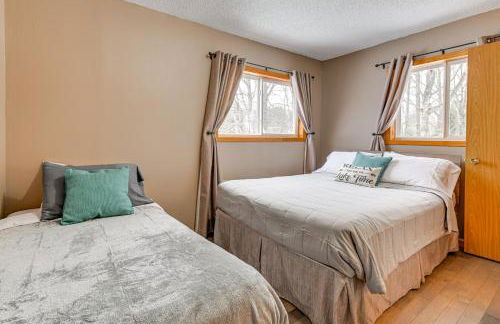 Lakefront Suring Home with Pool Table and Views! - Foto 25