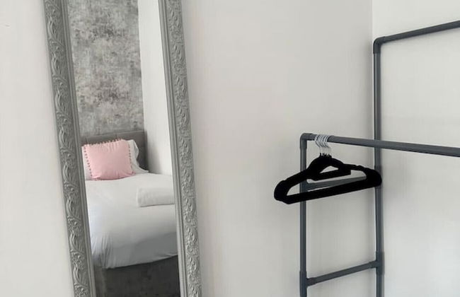 Large Five Bedroom Home with parking - Foto 7