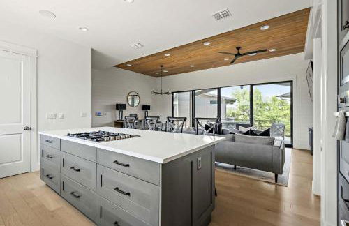 Luxe 3-Story Retreat - Chefs Kitchen and Firepit - Foto 15
