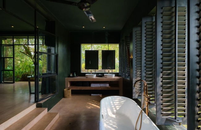 Cool and Contemporary Hilltop Villa With Ocean Views - Photo 4