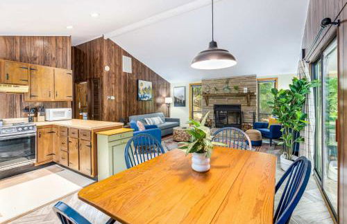 Modern w Fire Pit Deck, Grill & Hot Tub - Foto 20