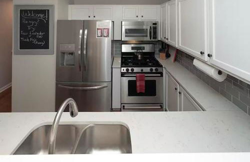 Large Townhouse, Walk to All! King Beds-Highlands - Foto 28