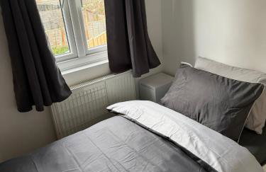 Entire 2 Bed House in London Area - Parking - Sleeps 5 - Foto 14