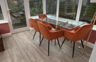 Stylish 2Bed Ground Floor Flat with Private Garden - Photo 21